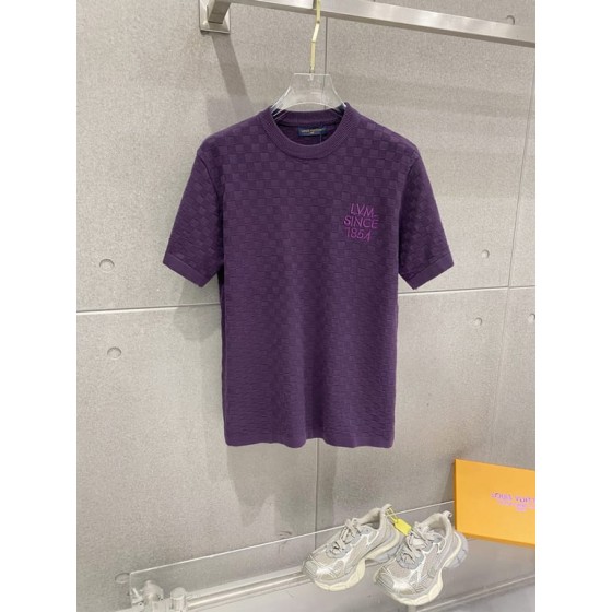 Louis Vuitton embossed jacquard knit crew neck short-sleeve T-shirt, classic design with heavy-duty three-dimensional inlay work that exudes a fashionable and sophisticated feel.